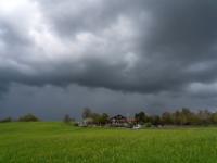 Dunkle Gewitterwolken Linie über dem Café Pauli